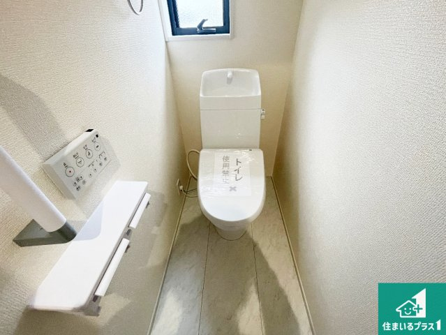 栗東市上鈎　第4期　新築一戸建てのトイレ|1・2階の2ヶ所にあるので、朝の忙しい時間の順番待ちもなく、深夜の利用にも大変便利です。