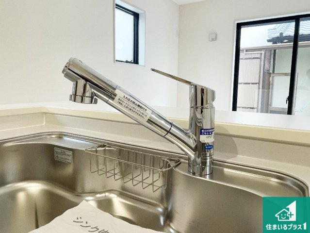 栗東市上鈎　第4期　新築一戸建ての設備|浄水器を内蔵！炊飯時、お茶を作る時に安心してお水を使えます！お湯と冷水、浄水と原水、シャワーの切替えもワンタッチです！
