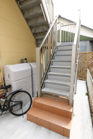 横浜市南区中村町４丁目のアパートのエントランス