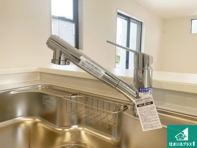 栗東市上鈎　第4期　新築一戸建ての設備|浄水器を内蔵！炊飯時、お茶を作る時に安心してお水を使えます！お湯と冷水、浄水と原水、シャワーの切替えもワンタッチです！