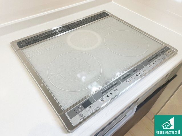 栗東市上鈎　第4期　新築一戸建ての設備|火を使わないので、安心なＩＨコンロ！でこぼこが無い構造なので、掃除もしやすく清潔に保てます！