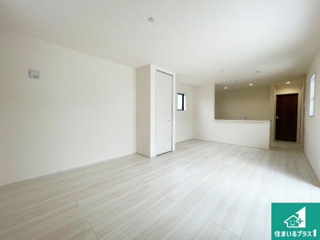 栗東市上鈎　第4期　新築一戸建ての居間・リビング|シンプルなリビングは、観葉植物等のインテリアを楽しめますね！パパ好みにも、ママ好みにも家具次第で雰囲気を変えることができます！