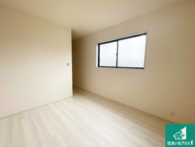 栗東市上鈎　第4期　新築一戸建ての洋室|シンプルな洋室は、自分好みのインテリアが楽しめます♪ご家族とインテリアや家具を選びに行くのは新築購入時の醍醐味の一つです。ぜひお楽しみください♪