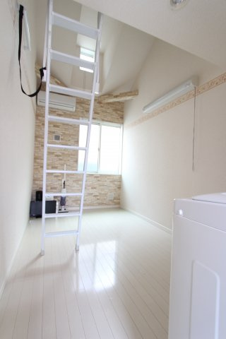 ユナイト 本牧ロジータの瞳の居間・リビング|同物件別部屋の写真です。