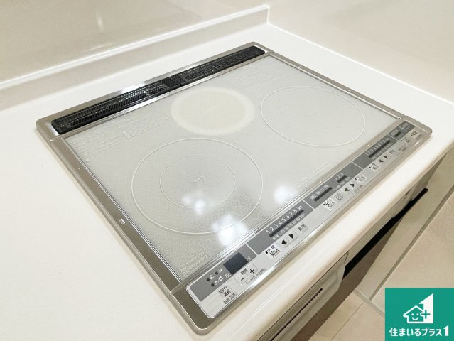 栗東市上鈎　第4期　新築一戸建ての設備|火を使わないので、安心なＩＨコンロ！でこぼこが無い構造なので、掃除もしやすく清潔に保てます！
