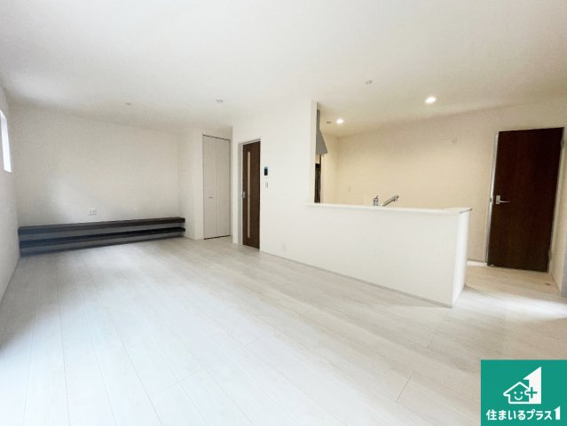 栗東市上鈎　第4期　新築一戸建ての居間・リビング|シンプルなリビングは、観葉植物等のインテリアを楽しめますね！パパ好みにも、ママ好みにも家具次第で雰囲気を変えることができます！