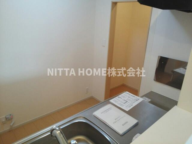 サンリットタウン　日高Ａの設備|キッチンスペースです＊隣にパントリーがあります◇