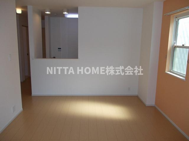 サンリットタウン　日高Ａの居間・リビング|サンルームがついている１２．８帖のリビングルームです★