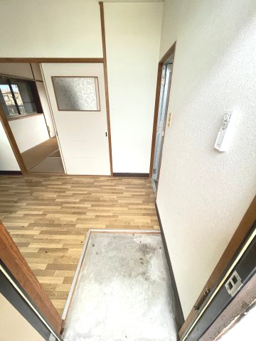 【玄関】 | 収納もある玄関です