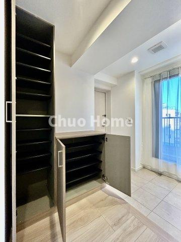 ライオンズマンション東日暮里第2の玄関|【玄関】玄関には大型のシューズクローゼットを設置しておりますのでいつでもスッキリりとした空間を保てます。玄関周りを清潔に使うのはとても大事なことですよね。