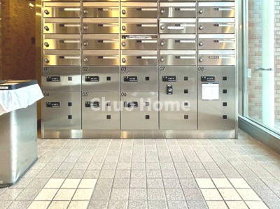 【設備】 | ライオンズマンション東日暮里第2 | 【宅配ボックス】在宅時・不在時に関わらず、居住者の代わりに非対面で宅配物を受け取ってくれる便利な設備です。わかりやすくご説明致しますので見学時にはお部屋だけではなく共用部分もぜひチェックしてください。