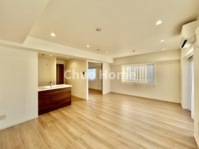 ライオンズマンション東日暮里第2のキッチン|視界に広がりを生むオープンなキッチン。料理や片付けをしながら、家族との会話を楽しんだり、リビングで遊ぶ子どもを見守れます。ご見学時には家具の配置などもイメージしながらぜひご覧になって見て下さい。