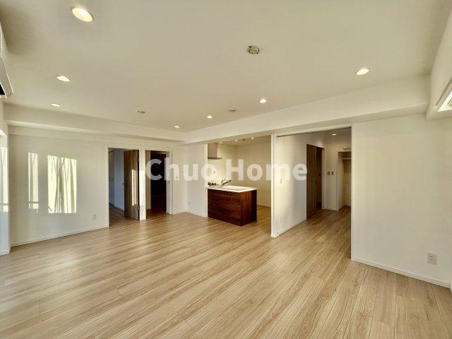 ライオンズマンション東日暮里第2の居間・リビング|【リビングダイニング】一日の中で多くの時間を過すことになるリビングダイニングだからこそ、いつも穏やかな空間であることが必然。爽やかな通風と採光を存分に感じる事が出来る空間です。