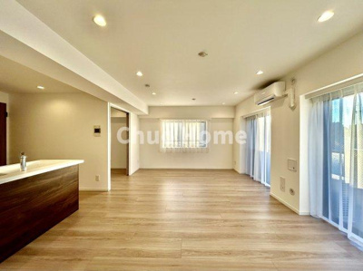 【ダイニング】 | ライオンズマンション東日暮里第2 | 【ダイニング】忙しい朝でも、しっかり家族が揃って食事をして頂けるゆとりある大きさのダイニングスペース。奥様が作る手料理をカウンター越しに受けとって頂き、テーブルで囲む素敵な時間を存分に愉しんで下さい。