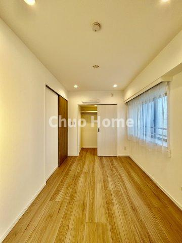 ライオンズマンション東日暮里第2の寝室|【寝室】心と体をゆったりと安らげる主寝室。寝室のゆとりが大きい分だけ、暮らしの安らぎは深まります。一日の疲れを癒すだけでなく、ご夫婦の親密な語らいを紡ぎ出します