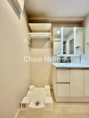 【ランドリースペース】 | ライオンズマンション東日暮里第2 | 【ランドリースペース】担当者がスケールを持ち歩いておりますので、ご見学時には現在お使いの洗濯機などがきちんと収まるかなどもチェックして下さい。見学前に測っておくと非常に便利だと思います。