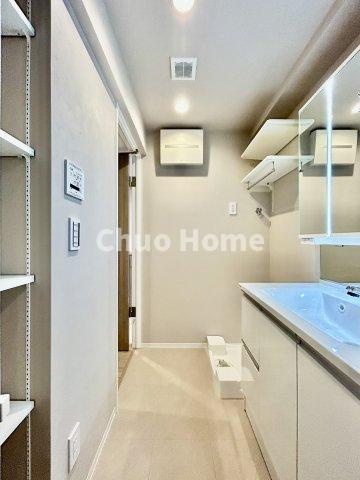 ライオンズマンション東日暮里第2の脱衣所|【洗面所】明るい洗面所は朝をすっきりさせてくれる空間です。バタバタしている忙しい朝でも収納が多い洗面台では短い時間で効率良く支度ができます。