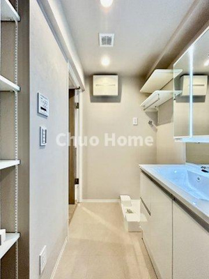 【脱衣所】 | ライオンズマンション東日暮里第2 | 【洗面所】明るい洗面所は朝をすっきりさせてくれる空間です。バタバタしている忙しい朝でも収納が多い洗面台では短い時間で効率良く支度ができます。