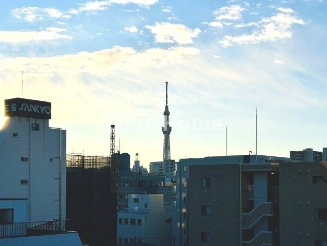 ライオンズマンション東日暮里第2の展望|手を伸ばせば、ふれることが出来そうな環境が、そのままインテリアになったような印象です。その豊かな眺望にふさわしい空間には、通風・採光にも優れ、心地よい光と風があふれています