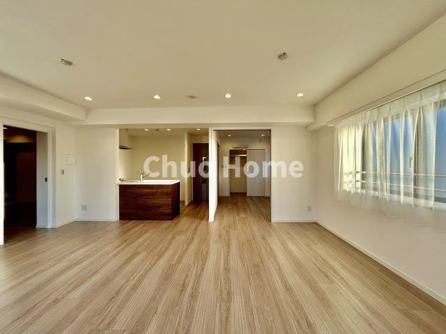 ライオンズマンション東日暮里第2の居間・リビング|【居間・リビング】「ＬＤＫは家族団らんをデザイン」広いＬＤＫでは家族が集まり一緒の時間を過ごせる工夫がされております。何気ない一日の当たり前のひとコマがいつか一生の宝物になります