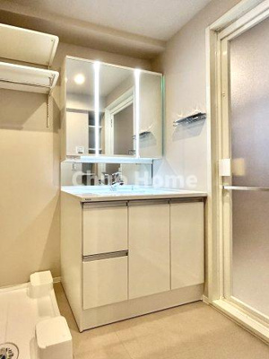 【独立洗面台】 | ライオンズマンション東日暮里第2 | 【洗面化粧台】洗面化粧台には三面鏡を採用。身だしなみを整えやすい事はもちろんですが、鏡の後ろに収納スペースを設ける事により、散らかりやすい洗面スペースをすっきりさせる事が出来るのも嬉しいですね