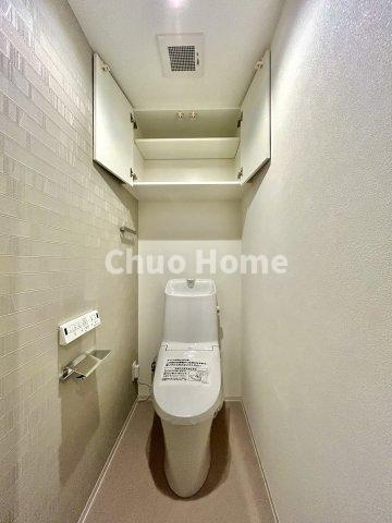 ライオンズマンション東日暮里第2のトイレ|【トイレ】 収納スペースをしっかりと確保した温水洗浄便座機能付きトイレ。温水洗浄便座は清潔にお使いいただくための大切なアイテムです。