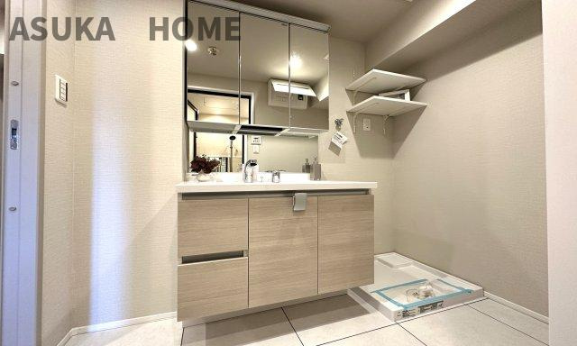 ガーデンプラザ横浜南のトイレ|清潔感のあるトイレには、上部にはあると便利な吊戸棚を設置♪