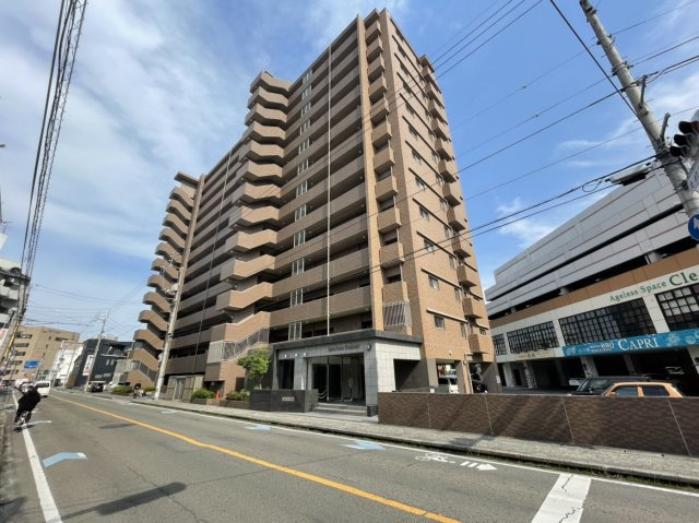 アルファステイツ市駅西の外観|近隣商業地域に美しく佇む、RC造13階建の風格あるマンション外観です。2010年4月完成のしっかりとした構造で、総戸数108戸のスケール感を持ち、周辺の平坦な街並みに調和する落ち着いたデザイン。