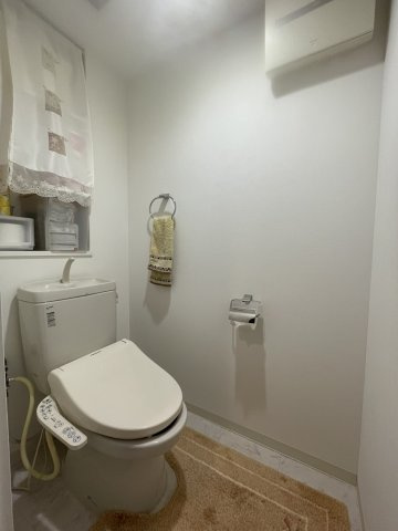 アルファステイツ市駅西のトイレ|白を基調としたシンプルで落ち着きのあるトイレ空間です。スペースに無駄がなく圧迫感を感じさせない設計。床面にはお掃除がしやすい素材を使用しており、日々の衛生管理が容易で行き届いた印象を与えます。