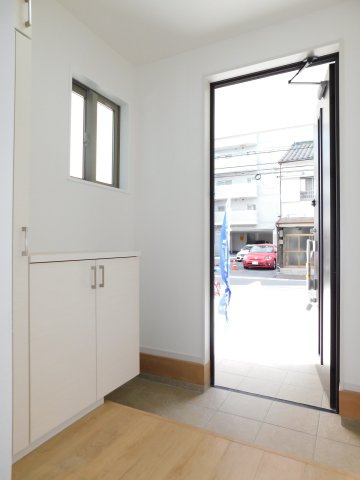 名古屋市瑞穂区雁道町１丁目の新築一戸建の玄関|◇玄関収納◇　　家族の履物がしっかり収納できるミラー付玄関収納♪　