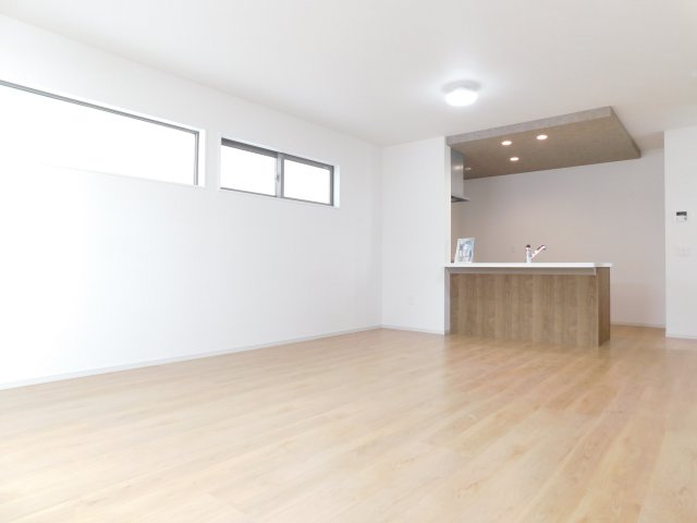 名古屋市瑞穂区雁道町１丁目の新築一戸建の居間・リビング|◇リビング◇　　明るいリビング１８．２帖　おしゃれな折下天井のフラットキッチン♪