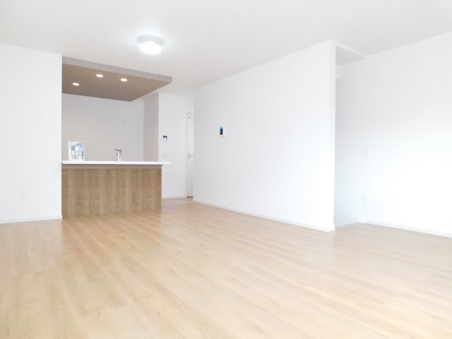 名古屋市瑞穂区雁道町１丁目の新築一戸建の居間・リビング|◇リビング◇　　明るいリビング１８．２帖　大きな窓から採光が差し込む開放的な空間♪