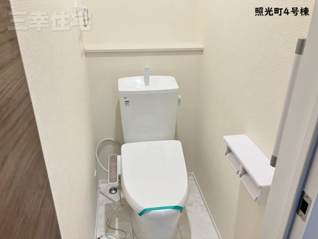 碧南市照光町のトイレ|トイレは、一階・二階共に洗浄便座を標準装備しています。水量は従来品より約60%カットされていますが、少ない水でもパワフルな洗浄力を実現しています。環境にやさしく、経済的です。