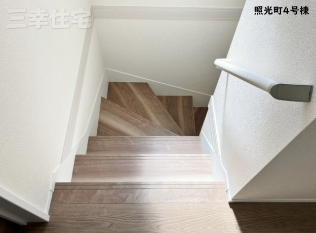 碧南市照光町の設備|階段やトイレには手すりを設置し、転落の防止や体への負担を軽減します。健康や安全に配慮した安心の住宅を提供しています