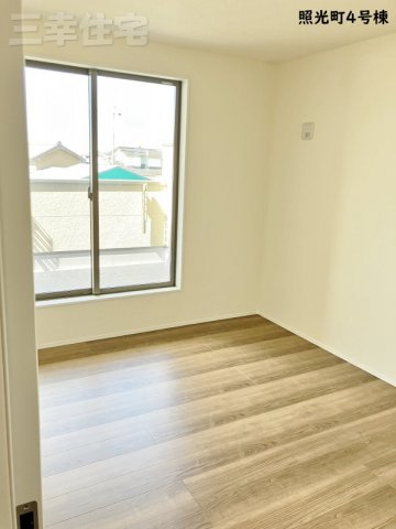 碧南市照光町の寝室|主寝室6帖。主寝室専用の屋根のあるバルコニーがあります