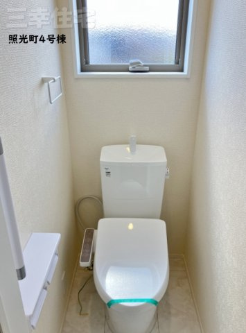 碧南市照光町のトイレ|2階のシャワートイレも少ない水でパワフルな洗浄力を実現しています。