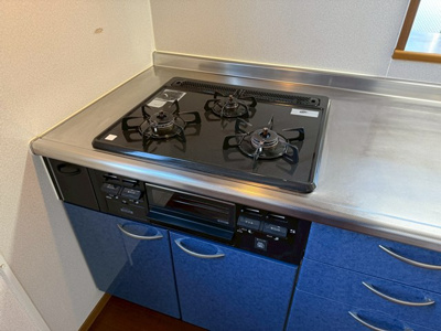 【トイレ】 | パレスガーデンA | 1階にあるトイレは温水洗浄便座付き♪人気のバストイレ別です♪小物を置ける便利な棚やタオルハンガーも付いています♪1階・2階両方にトイレがあるのがうれしいですよね♪