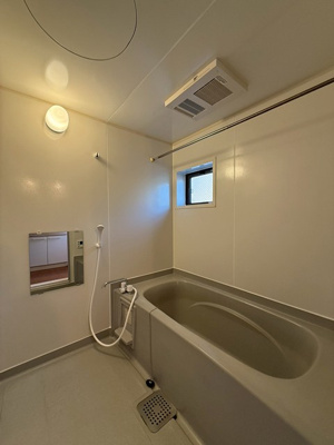 【収納】 | パレスガーデンA | 2階・角部屋二面採光、洋室6帖のお部屋にあるクローゼットです♪大切なお洋服もしわにならないようにハンガーがけができます☆