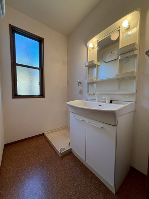 【収納】 | パレスガーデンA | 2階・階段を上がって右手、洋室6帖のお部屋にあるクローゼットです♪お気に入りのお洋服もすっきり収納できます♪