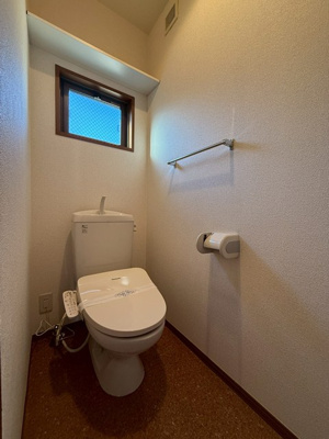 【収納】 | パレスガーデンA | 2階・階段を上がって左手、洋室6帖のお部屋にあるウォークインクローゼットです♪たっぷり収納できてお洋服や荷物が多くてもお部屋すっきり☆