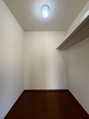 【収納】 | パレスガーデンA | 2階・階段を上がって左手、洋室6帖のお部屋にある収納スペースです♪高さがある収納スペースでかさ張るお荷物もすっきり！