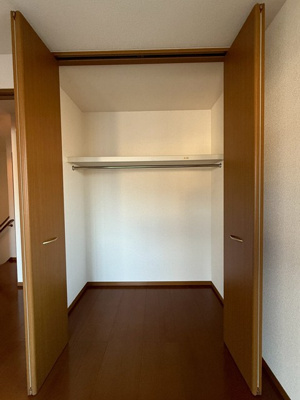 【収納】 | パレスガーデンA | 玄関外にあるトランクルームです♪スキー・ゴルフ用品や季節物など、かさばる荷物を収納するのに便利です◎