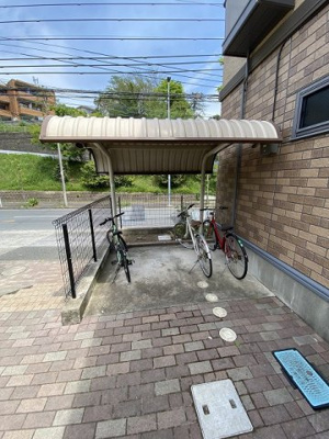 【駐車場】 | パレスガーデンA | いつでも目の届く敷地内に駐車場があります♪お車をお持ちのファミリーさんにオススメです☆