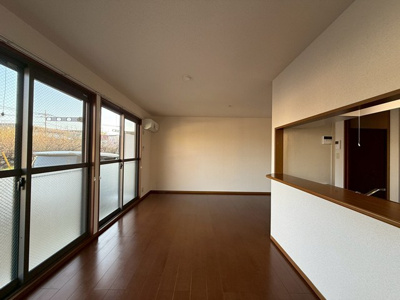 【居間・リビング】 | パレスガーデンA | 1階・南向きリビングダイニングキッチン15.5帖☆専用庭に繋がる角部屋二面採光のお部屋です♪エアコン付きで1年中快適に過ごせますね☆