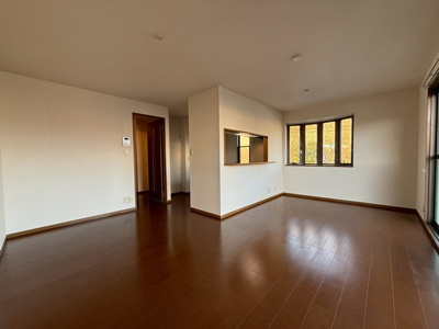 【居間・リビング】 | パレスガーデンA | 1階・南向きリビングダイニングキッチン15.5帖☆女性に人気なカウンターキッチンです！出窓には小物を置いたりして楽しめます☆