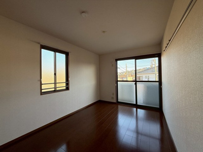 【洋室】 | パレスガーデンA | 2階・南向き洋室6帖☆バルコニーに繋がる角部屋二面採光のお部屋です！クローゼットがあるのでお洋服がスッキリ収納できます♪