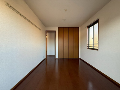 【寝室】 | パレスガーデンA | 2階・南向き洋室6帖☆階段を上がって右手、バルコニーに繋がるお部屋です！こちらのお部屋にもクローゼットがあります♪洋室なのでお手入れもラクラク～♪