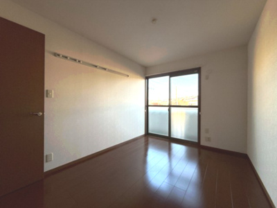 【子供部屋】 | パレスガーデンA | 2階・洋室6帖☆階段を上がって左手にあるお部屋です♪ウォークインクローゼットと収納スペースがあります！ベッドを置いて寝室にするのもオススメです☆