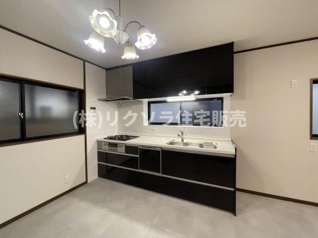 三矢町　中古一戸建てのキッチン|ビルトイン三口コンロ
■物件内覧・資金計画相談・住宅ローン相談、リフォーム相談、お問合せ受付中■
※当日・翌日のご内覧、ご相談はお電話でのお問合せがスムーズです！