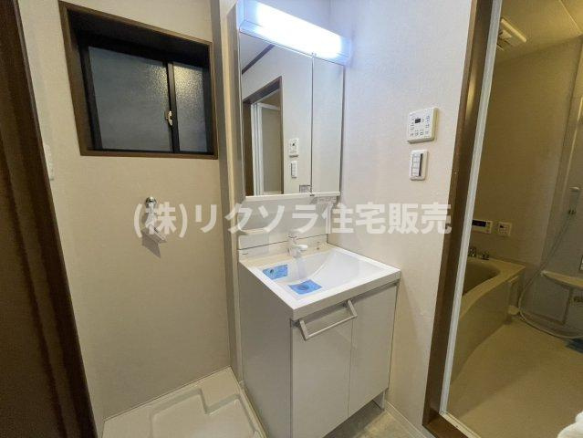 三矢町　中古一戸建ての独立洗面台|三面鏡付き独立洗面台
■物件内覧・資金計画相談・住宅ローン相談、リフォーム相談、お問合せ受付中■
※当日・翌日のご内覧、ご相談はお電話でのお問合せがスムーズです！